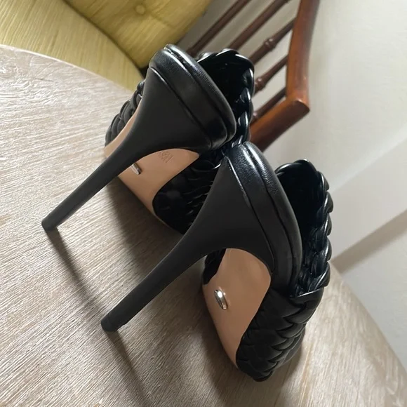 Elegant Black Woven Heeled Mules - Picture 7 of 8